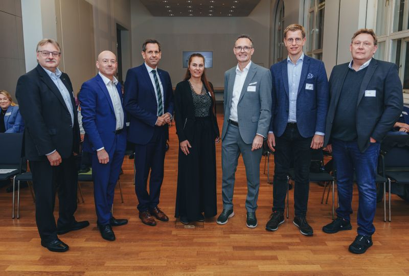 Thomas Friedrichs (Vorstand VTN, von links), Mario Leupold (2. Vorsitzender Vorstand VTN), Olaf Lies (Minister), Anne Hoffmann (Vorstand VTN), Jürgen Bath (1. Vorsitzender Vorstand VTN), Prof. Dr. Bastian Halecker (Speaker) und Stefan Neuland (Vorstand VTN)